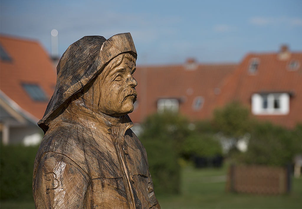 Schleswig Holstein Ostsee 09_2015 KA7_6198 als Smartobjekt-1 Kopie.jpg - Ein alter Fischer aus Holz  am Strandweg